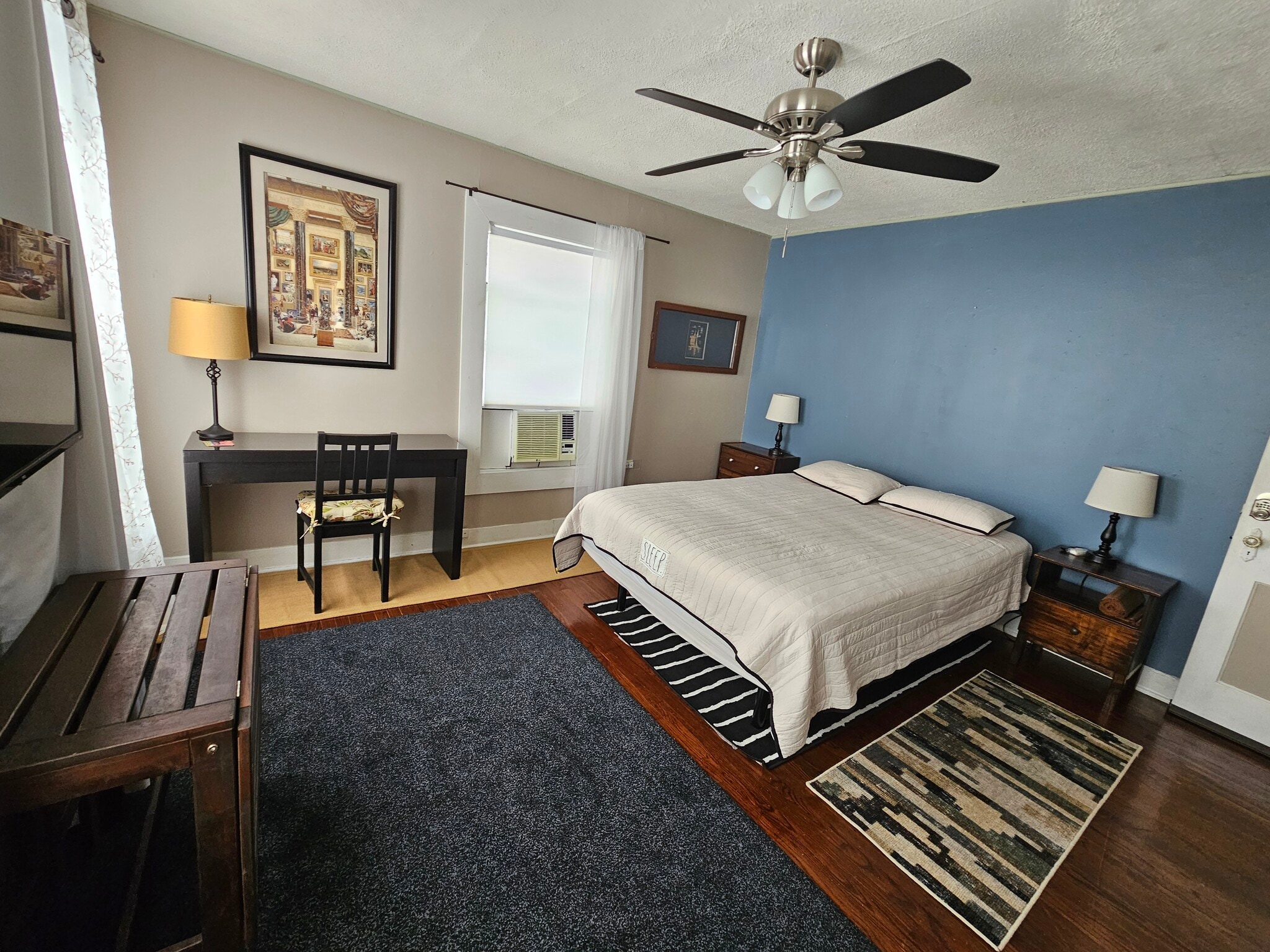 Desk and tv also in room. - 2506 Elmen St