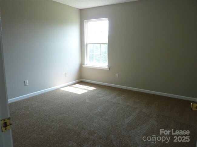 Building Photo - 8841 Laurel Run Dr