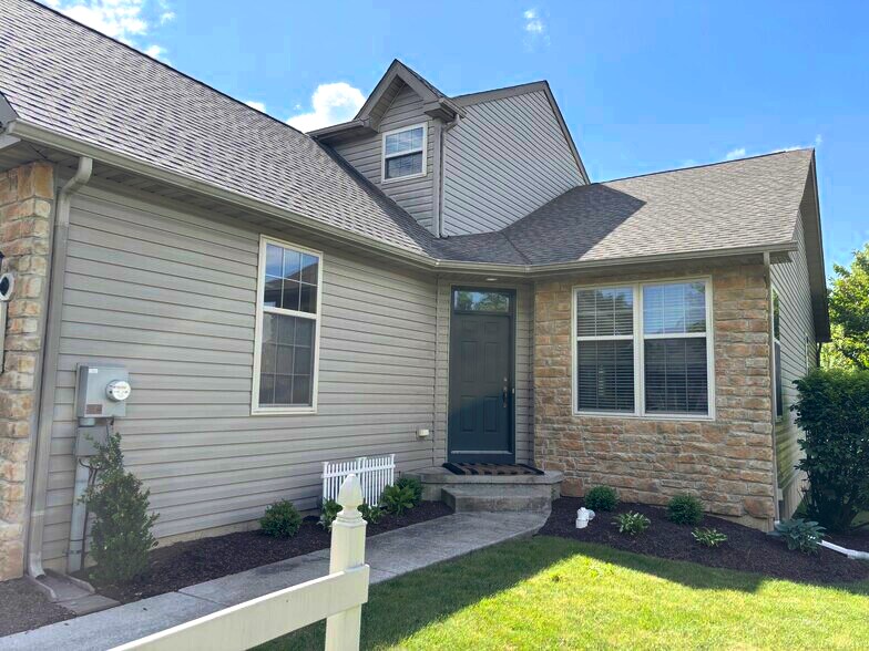 Building Photo - 3047 Village Dr