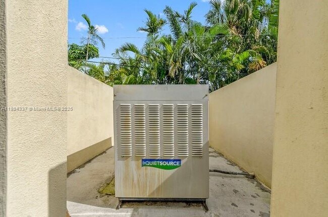Building Photo - 11125 SW 73rd Ct