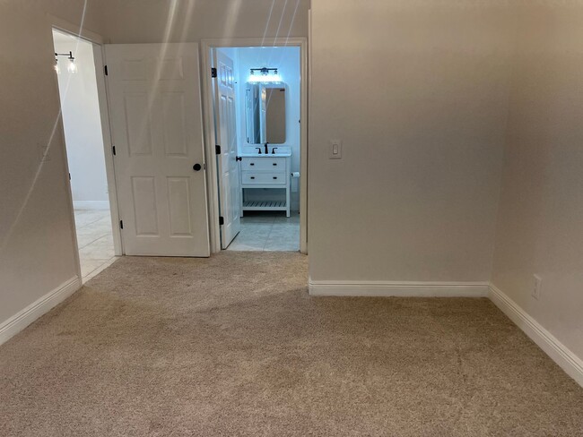 Building Photo - Gorgeous Remodeled First Floor Condo at Pl...