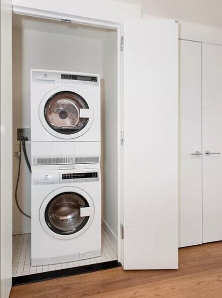 Building Photo - 312 W 42nd St