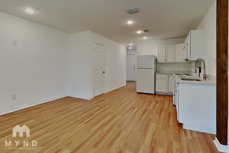 Building Photo - 3034 W Salinas