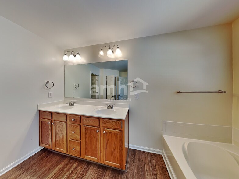 Building Photo - 535 Winter View Way