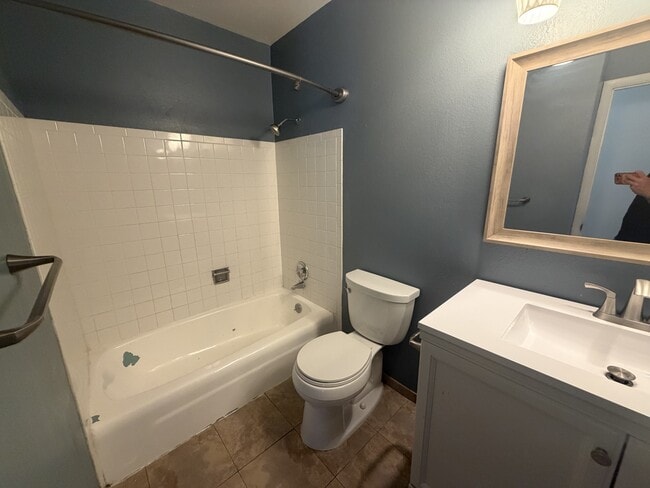 Building Photo - 3819 Midsummer Ln S