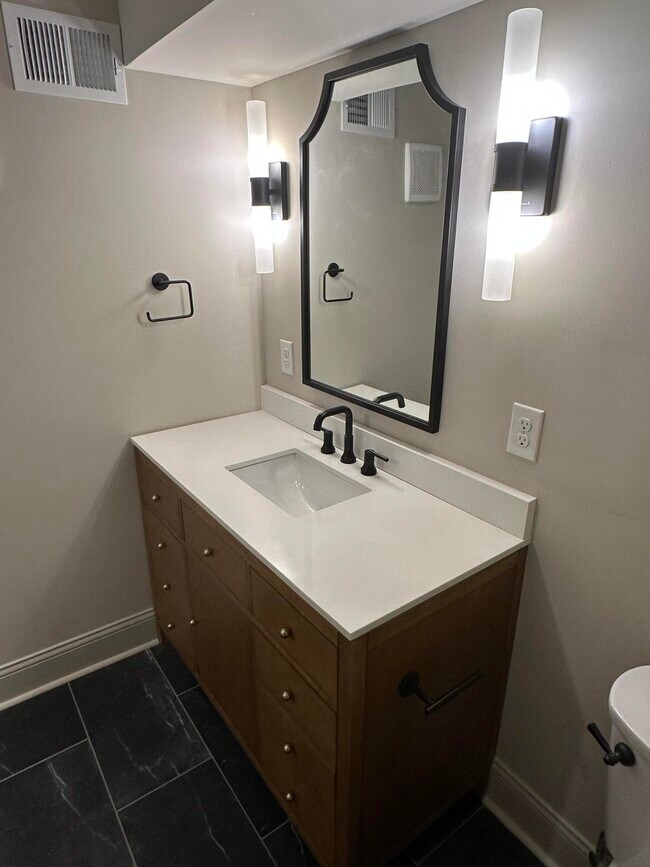 Building Photo - 307 W Main St