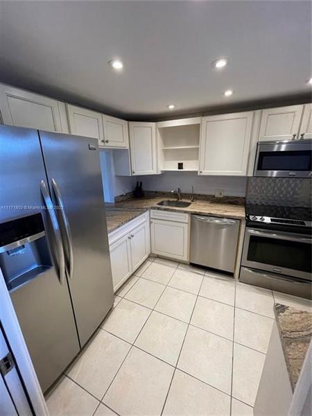 Building Photo - 3100 N Palm Aire Dr
