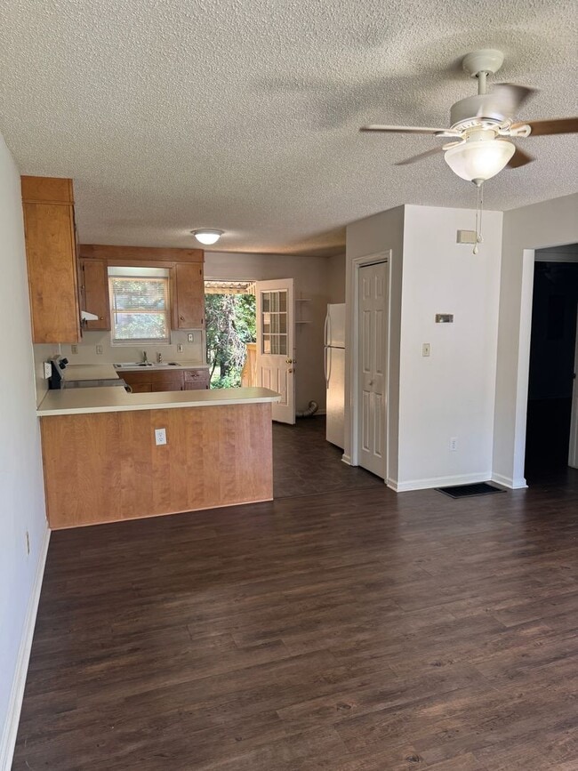 Building Photo - N Whisnant Quad