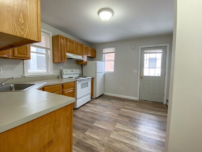 Building Photo - Gorgeous single-family home near Hartford Hospital