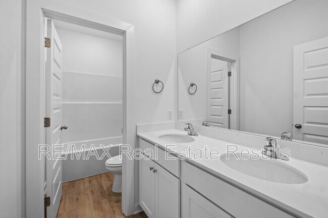 Building Photo - 4670 W Aurora St