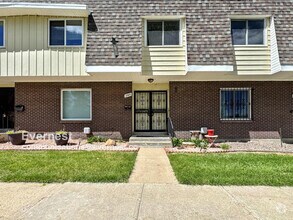 Building Photo - Lovely 3-Bedroom Townhome with Modern Comf...