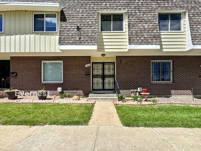 Primary Photo - Lovely 3-Bedroom Townhome with Modern Comf...