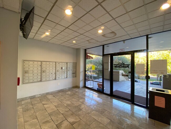 Building Photo - 1600 Park Cir