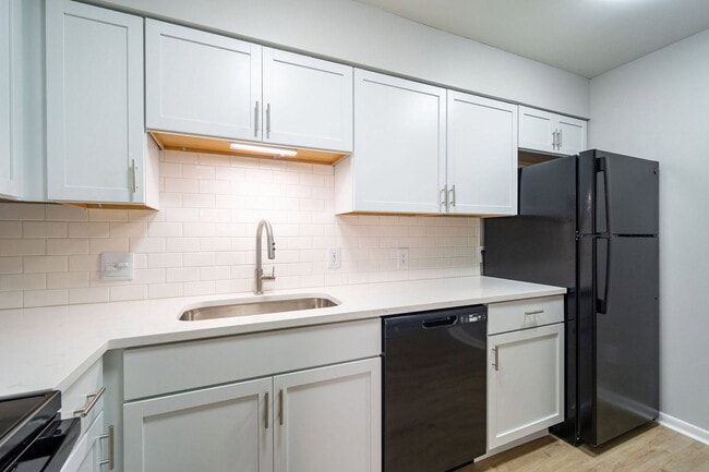 Building Photo - 651 Riverview Dr