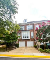 Building Photo - Stunning 3 Bed 2.5 Bath Brick Townhome in ...