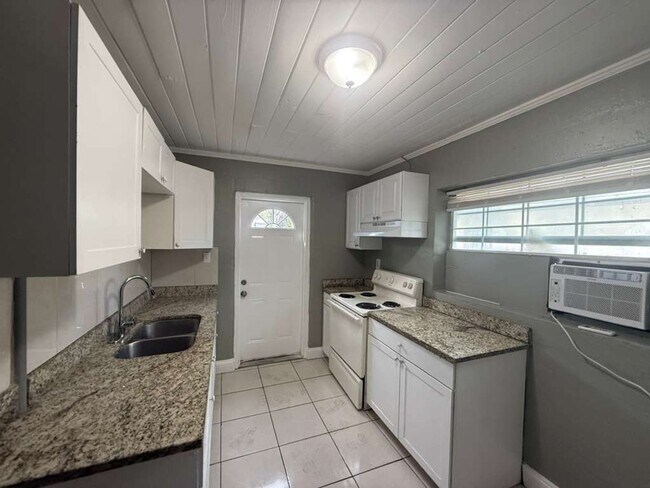 Building Photo - Cute 2/1 Duplex in Ybor City! Ask about our specials!! Apply for FREE This Holiday Season!