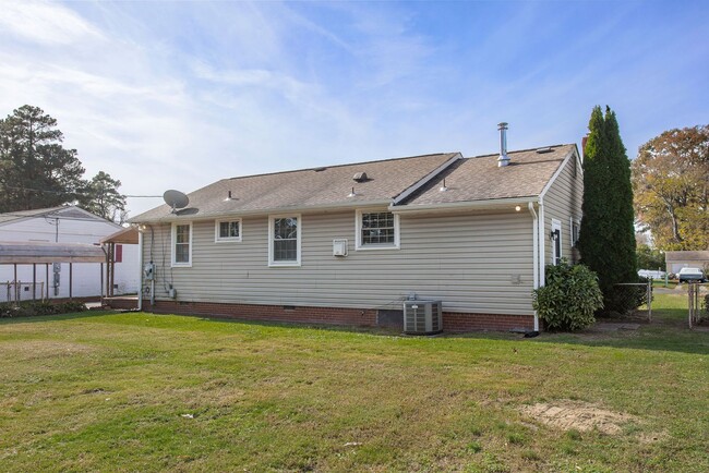 Building Photo - ADORABLE 3 BEDROOM RANCHER WITH LARGE FENC...