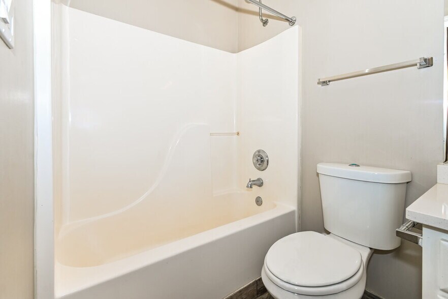 Building Photo - 7850 Fallstone Rd