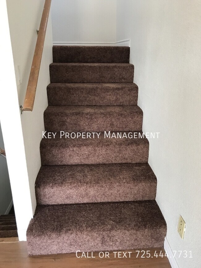Building Photo - 4 Bed * Tri-Level House on 1+ Acre