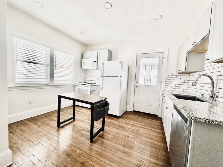 Building Photo - 1303 W 102nd St