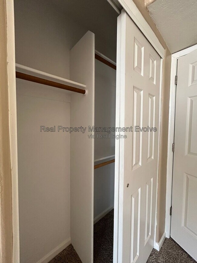 Building Photo - 5943 W Drake Ct