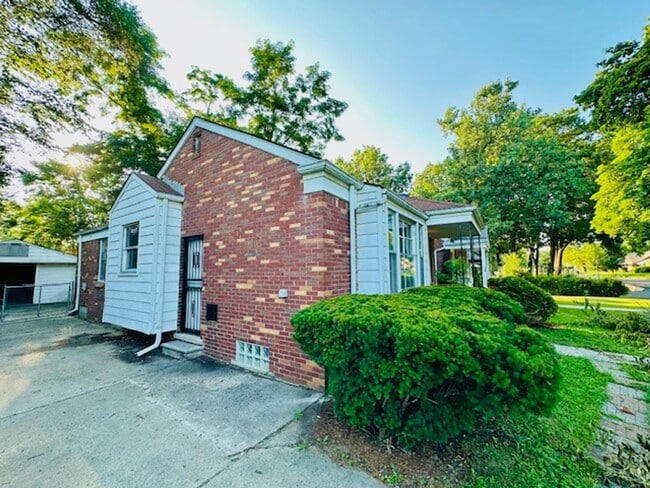 Building Photo - 4 Bedroom 1 Bath Welcome Section 8