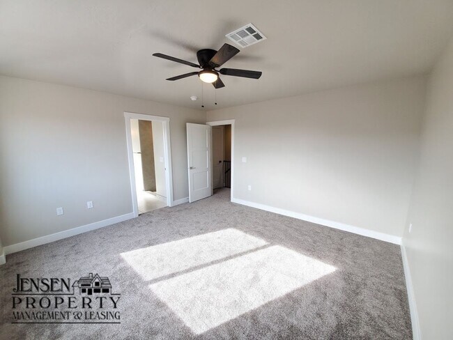 Building Photo - Three Bedroom Red Mountain Vista Town Home