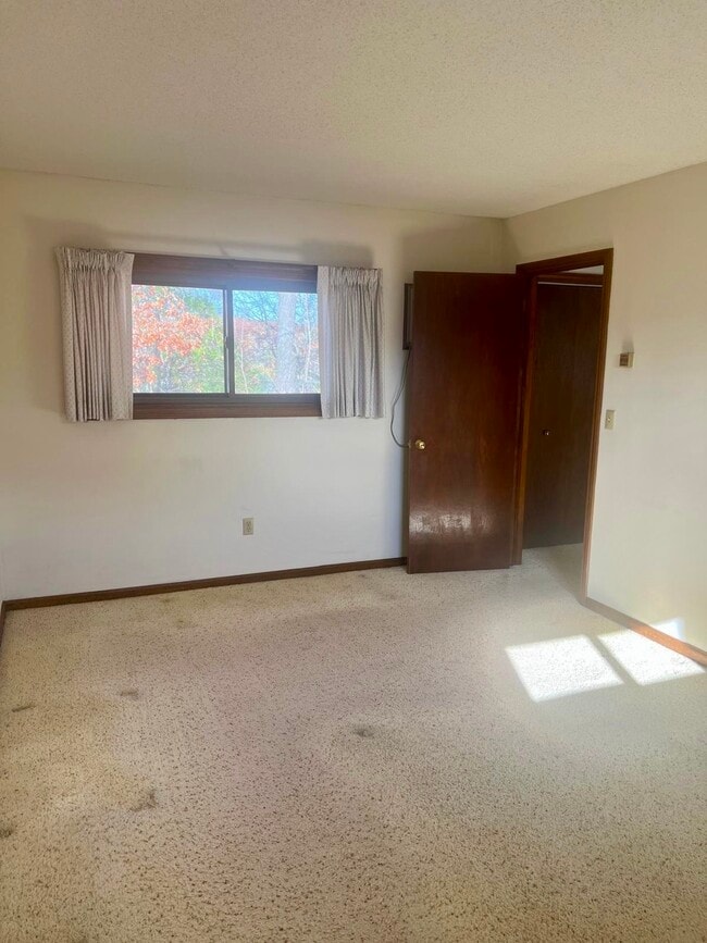 Building Photo - 649 Middle Tpke E