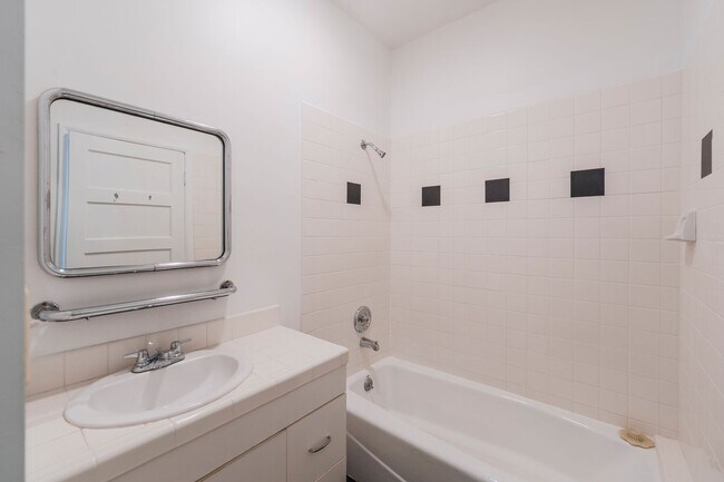 Building Photo - Classic Hermosa Beach Home!