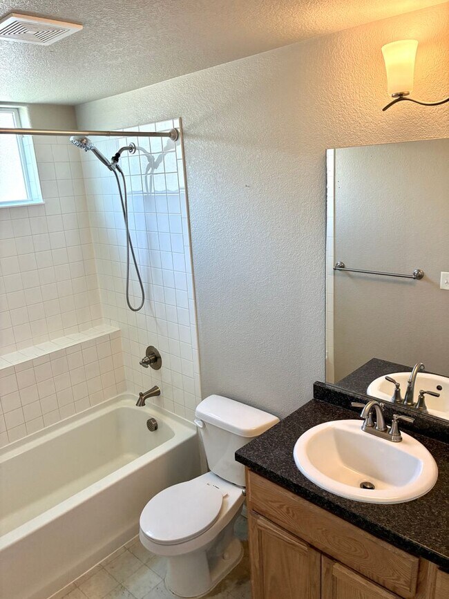 Building Photo - ***2 WEEKS FREE***West Greeley Spacious Townhome With New Carpet!
