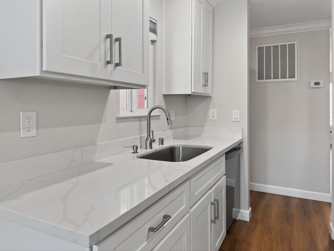 Building Photo - Gorgeous and Completely Remodeled Lower Level Unit with Inside Laundry is Available Now!