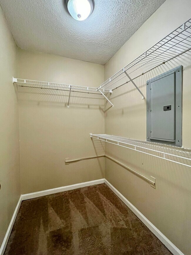Building Photo - 951 Scofield Dr