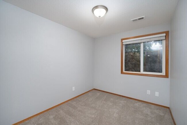 Building Photo - 3 bedroom townhouse with Garage!! Wont last! Call Now!!