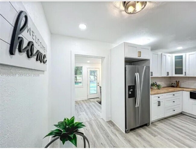 Building Photo - 5345 Avon Ct