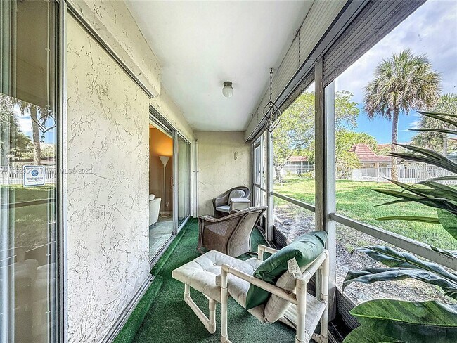 Building Photo - 3501 Inverrary Dr