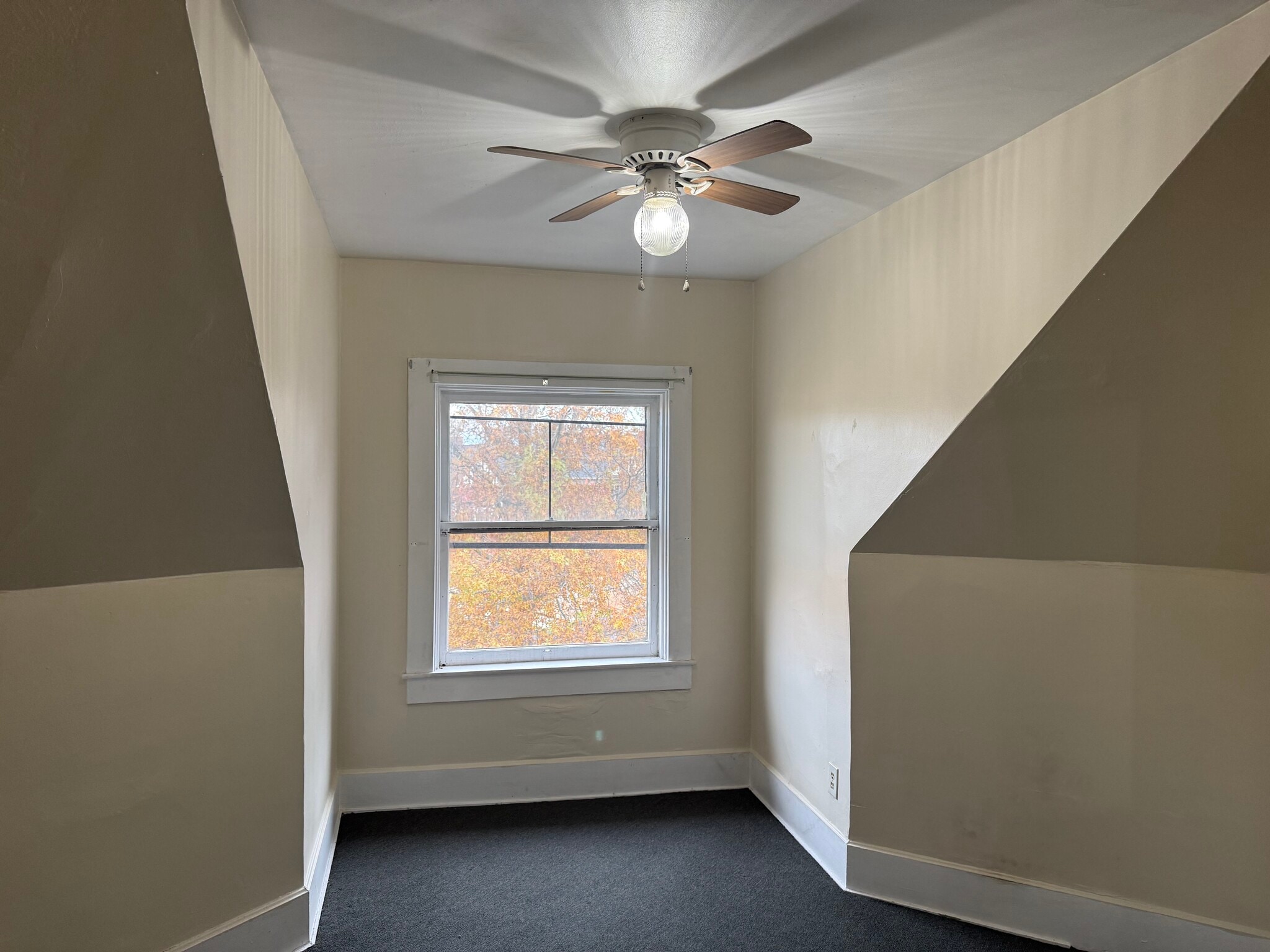 Bedroomalt2 - 337 W 6th St