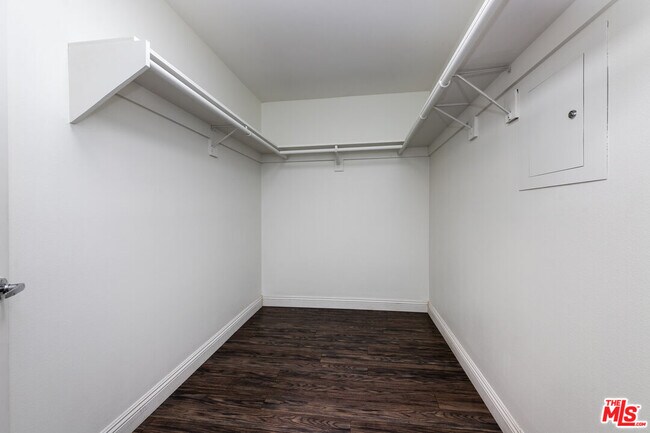 Building Photo - 117 N Gale Dr