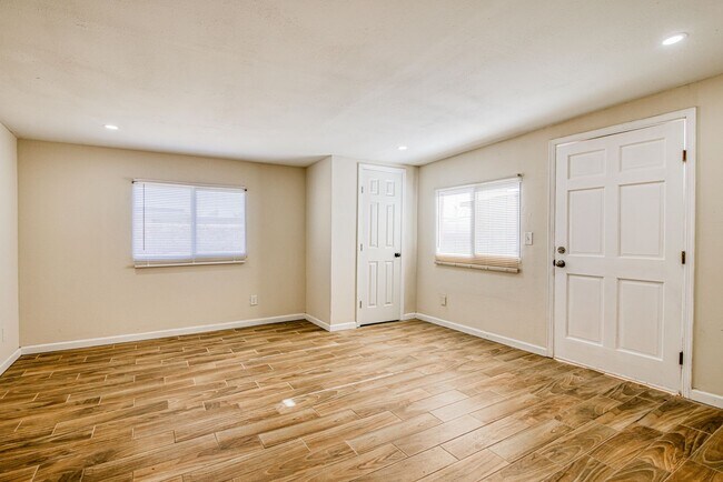 Building Photo - Great Location