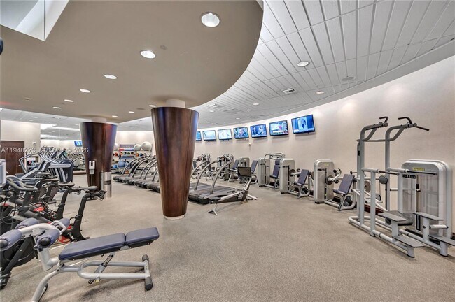 Building Photo - 5959 Collins Ave