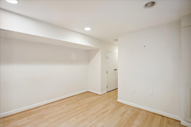 Building Photo - Pet Friendly Luxury DC TH - 3 bed +  3.5 B...