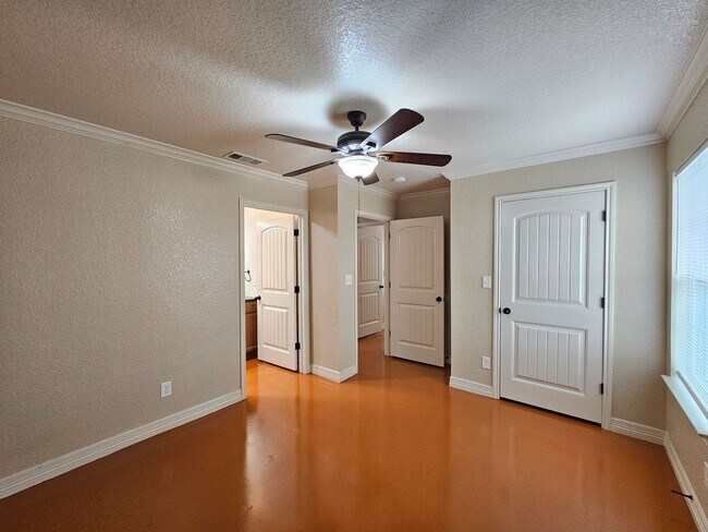 Building Photo - 803 Leifester Cir