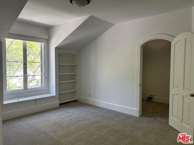 Building Photo - 10515 Oaklawn Rd