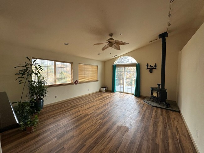 Building Photo - Beautiful 3 Bedroom 2.5 Bathroom House in ...