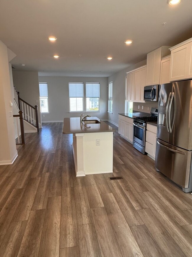 Building Photo - THREE BEDROOM/ END OF ROW TOWNHOME in Sout...