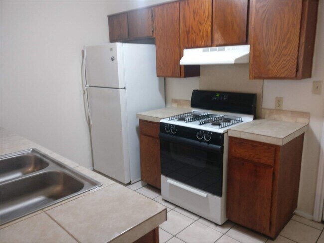 Building Photo - 665 N Betty Jo Dr