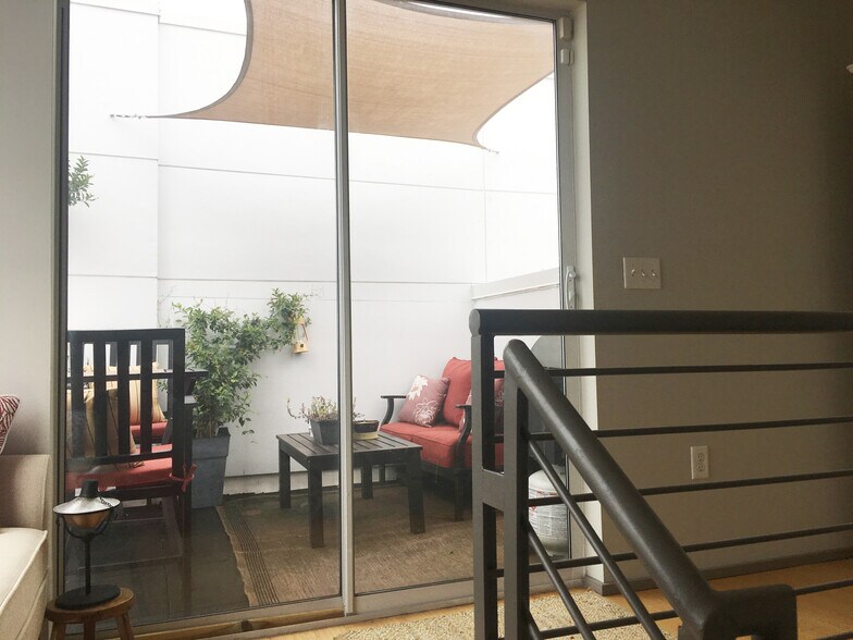 Rooftop patio - 2074 Euclid Ave