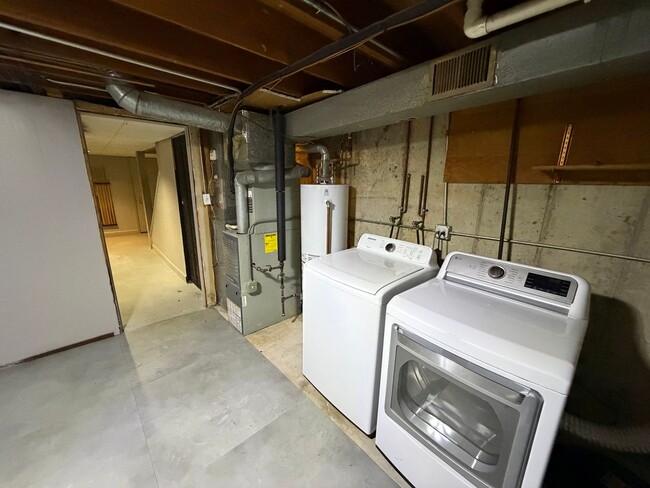 Building Photo - Welcome home to this beautifully maintained two-story townhome nestled on a quiet cul-de-sac in G...