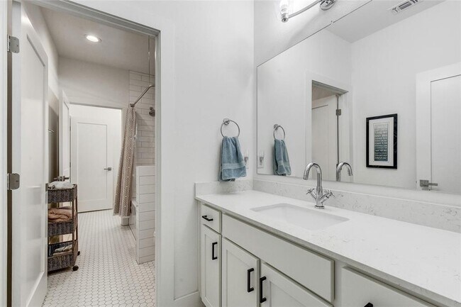 Building Photo - 739 Gunter St