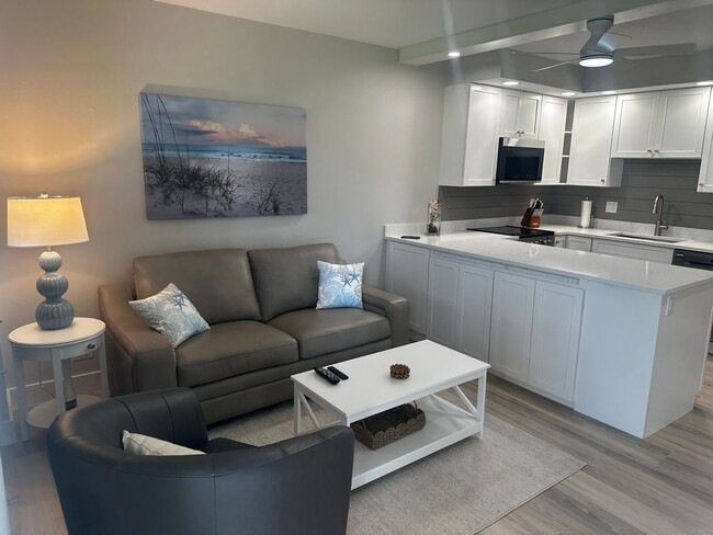 Building Photo - Renovated Condo. Prime Marco Location. Uti...
