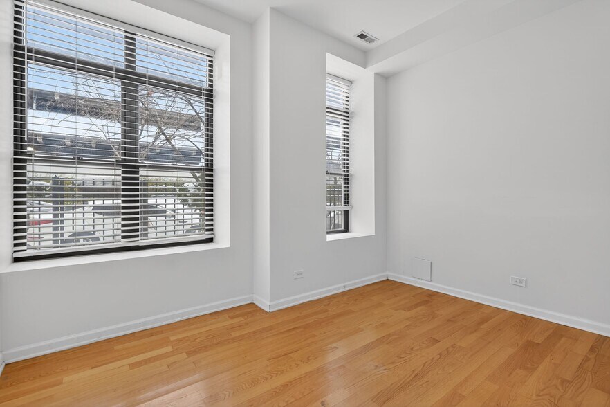 Building Photo - 811 W Eastwood Ave